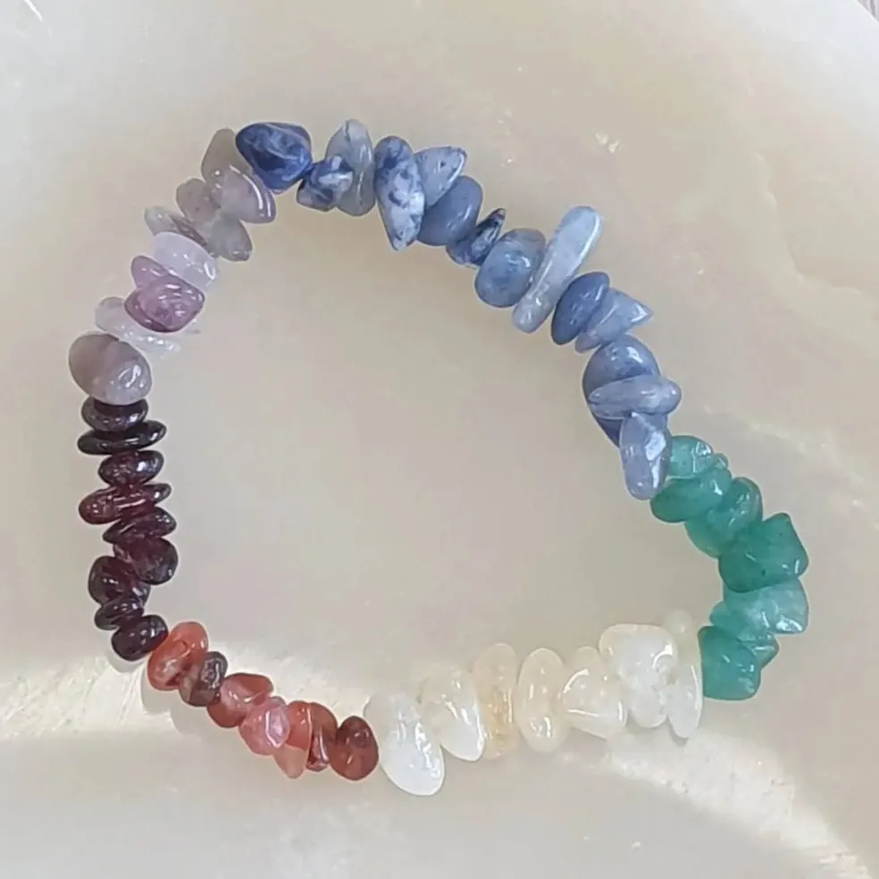 Bracelet 7 chakras en fragments de pierres
